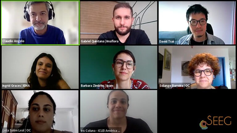 Mesa de discussão (EN: Discussion panel).