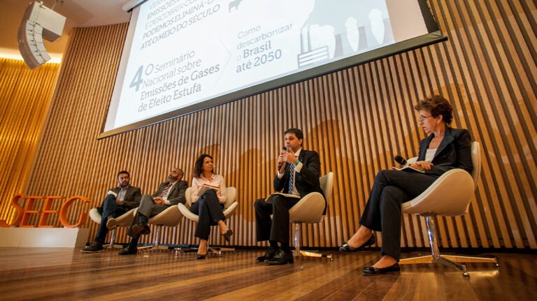 Mesa de discussão (EN: Discussion panel).