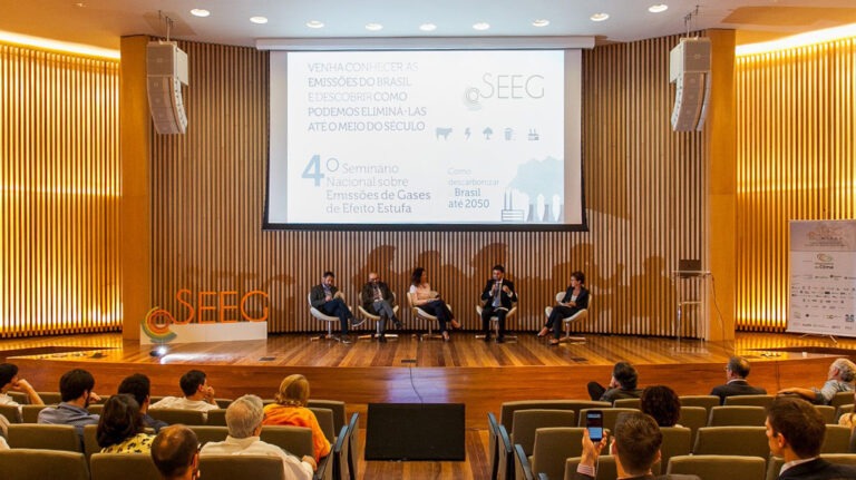 Mesa de discussão (EN: Discussion panel).