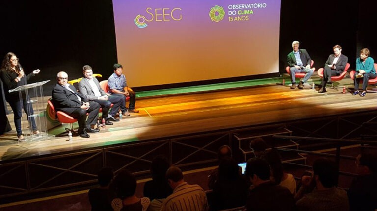 Mesa de discussão (EN: Discussion panel).