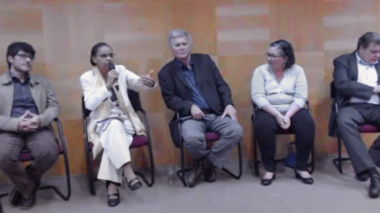 Mesa de discussão (EN: Discussion panel).